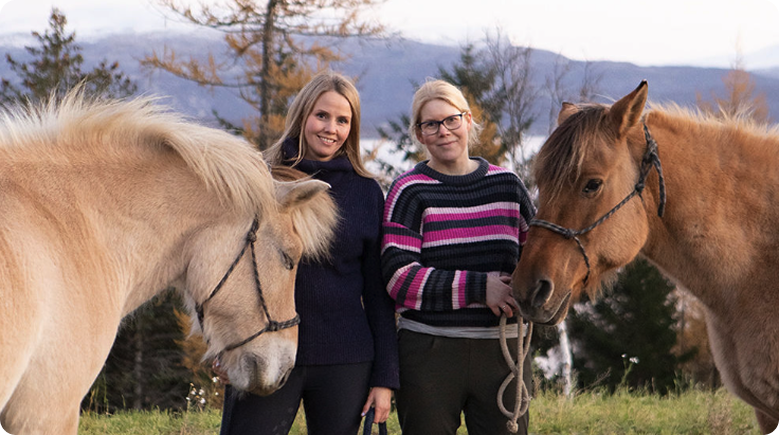 To personer med hester