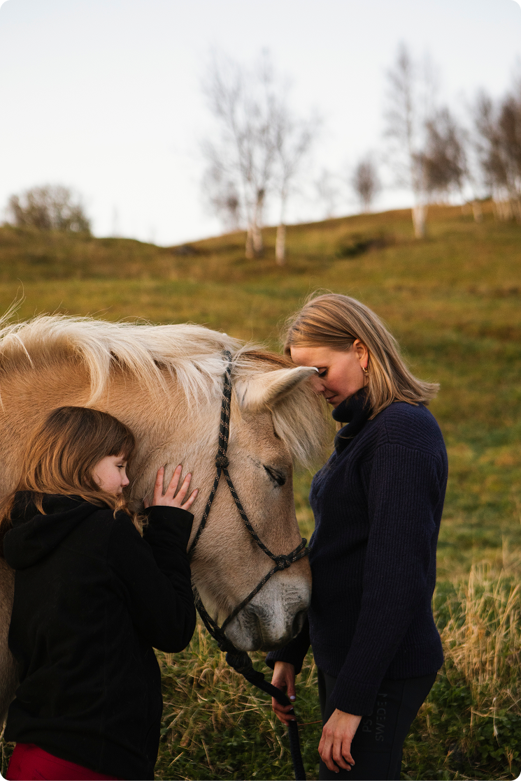 Kvinne og barn med hest